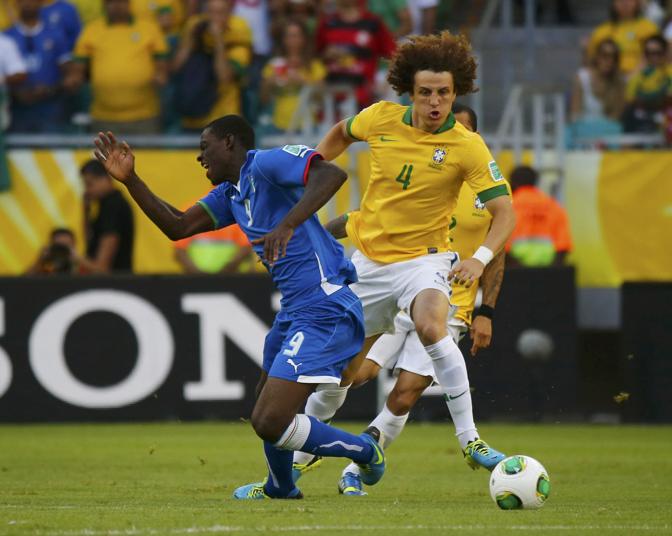 David Luiz colpisce Balotelli. Action Images